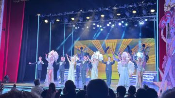 Soc. Com. C. Santos parceira de Filipe La Féria em “A Revista Volta ao Porto” A Sociedade Comercial C. Santos é um dos parceiros do espetáculo “A Revista Volta ao Porto”, do renomado encenador e diretor Filipe La Féria. A peça está em cena até 14 de julho, no Teatro Sá da Bandeira. A parceria da Sociedade Comercial C. Santos com o espetáculo, que envolve a cedência de viaturas Mercedes-Benz e smart para apoio à organização, é motivada principalmente pela alta qualidade artística da produção e pelo tributo prestado à cidade e à região. “O trabalho desenvolvido pela companhia de Filipe La Féria é um caso à parte no teatro de revista em Portugal que dispensa qualquer tipo de apresentação e o apoio à cultura é uma aposta de longa data da Sociedade Comercial C. Santos. O espetáculo ‘A Revista Volta ao Porto’, em concreto, tem um magnífico elenco e é um tributo à cidade onde a nossa empresa foi fundada, além de estar em palco num teatro histórico como o Sá da Bandeira, pelo que é um gosto para nós estarmos associados a esta produção”, refere a diretora de marketing da Sociedade Comercial C. Santos, Ana Bolina. Novos números e muita atualidade Depois de ter esgotado 19 sessões consecutivas em janeiro, que marcaram a abertura da programação de 2024 do Teatro Sá da Bandeira e atraíram mais de 15 mil espectadores, a companhia de Filipe Lá Féria está de volta com novos números e muita atualidade. O Teatro Sá da Bandeira, novamente o palco deste regresso, promete encantar o público com cor, música e humor irresistível. O magnífico elenco inclui os talentosos FF, Anabela, Filipa Cardoso, entre outros destacados artistas portuenses, como Marta Mota, Ana Queirós, Pedro Ferreira, Ricardo Ferreira e Sara Lima, acompanhados por um grupo excecional de bailarinos. Este espetáculo promete cativar os espectadores com uma mistura inigualável de atualidade e entretenimento. Mais informações sobre horários e aquisição de bilhetes para o espetáculo "A Revista Volta ao Porto" estão disponíveis aqui.