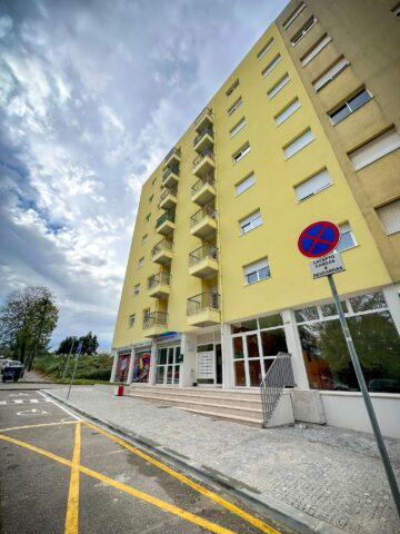 Prédio requalificado na Avenida de Casaldelo